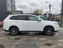 MITSUBISHI OUT LANDER 2013
